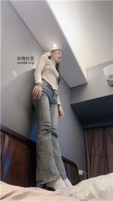 【猴歌】牛仔裤坐脸窒息/白袜脚踩虐 bf50018