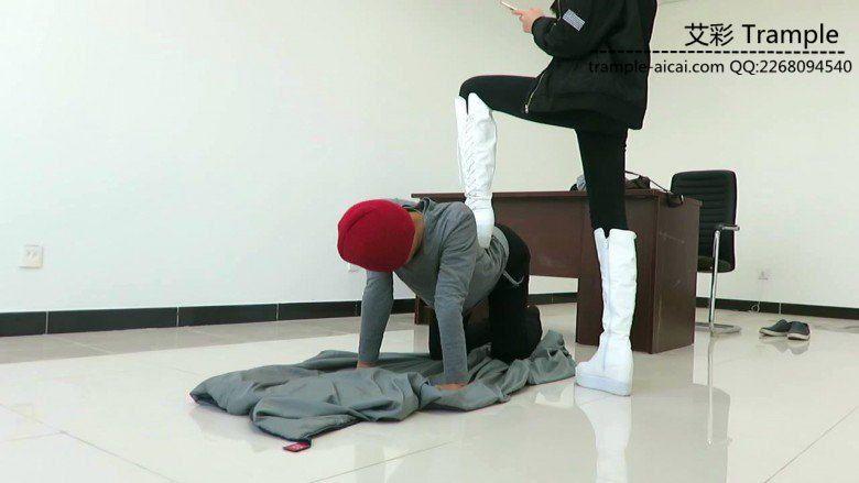 00后天使女主白长靴骑坐贱狗，膝盖跪压贱狗身体！