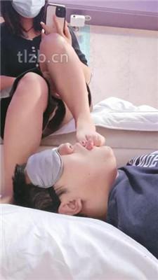 【嗯哼】桌底视角-裸足恋足舔