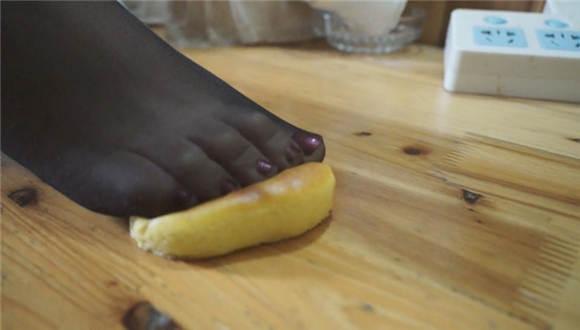 素女文员糖糖的初次调教之脚喂食篇