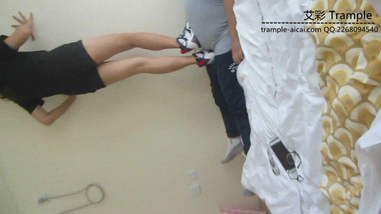 篮球aj7长腿美女脏篮球鞋暴力踩跺 篮球aj7长腿美女脏篮球鞋暴力踩跺