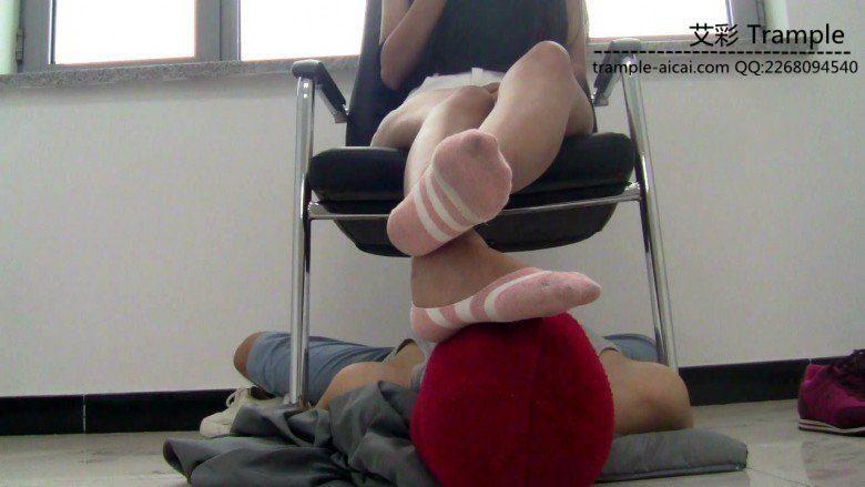 超甜美天依女主肮脏棉袜远近景脚下的人体脚垫！