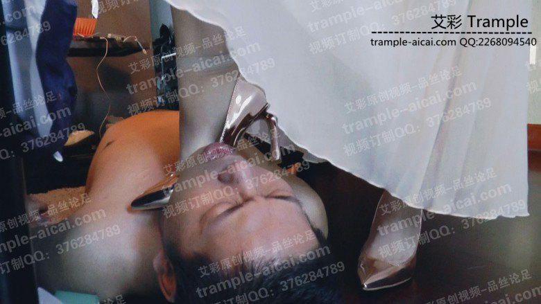 馨雨礼服金色高跟鞋踩踏