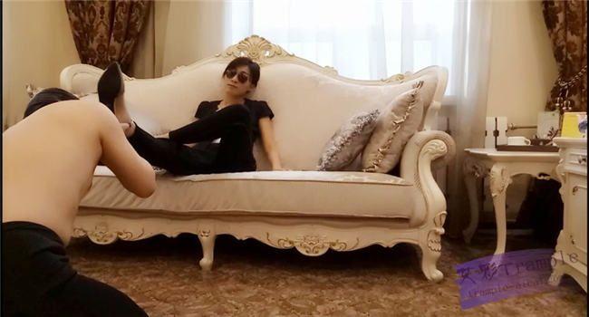 173长腿美女，平底鞋抽耳光，SP鞭打，闻鞋舔脚，骑马遛狗，语言羞辱