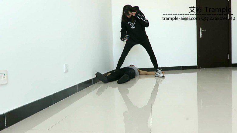 00后天使女主坐脸弄贱狗下体！