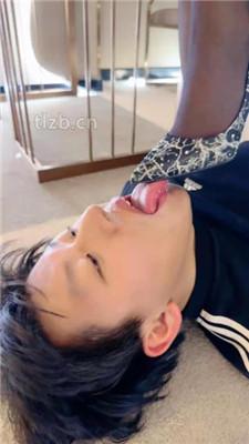 【潘妮女王】喂口水/黑丝高跟美腿踩虐