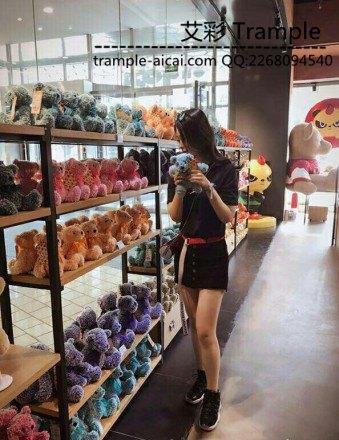 美女AJ11大魔王和AJ6篮球鞋高帮中轻度踩踏踢打