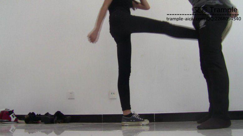 00后天使女主暴打贱狗踢裆膝顶！