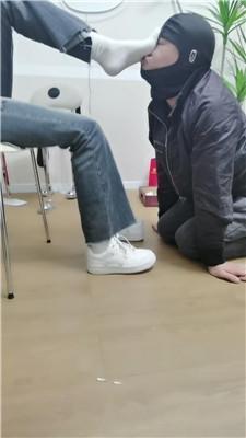 【文文文文】舔素人的小白鞋-踢踹踩 JS250227-7