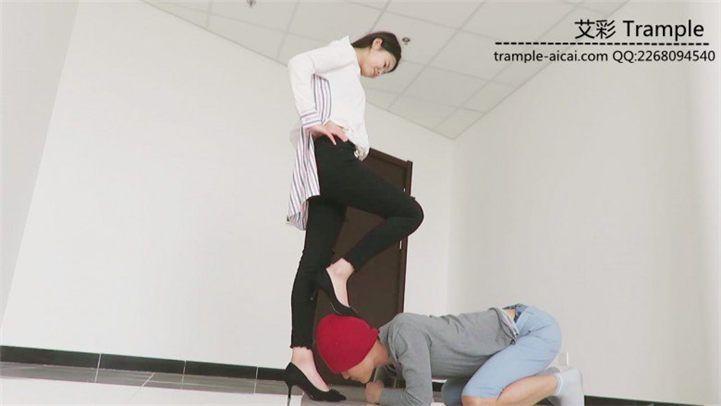 瑶主回归！黑高跟裸足调戏虐踩贱狗！