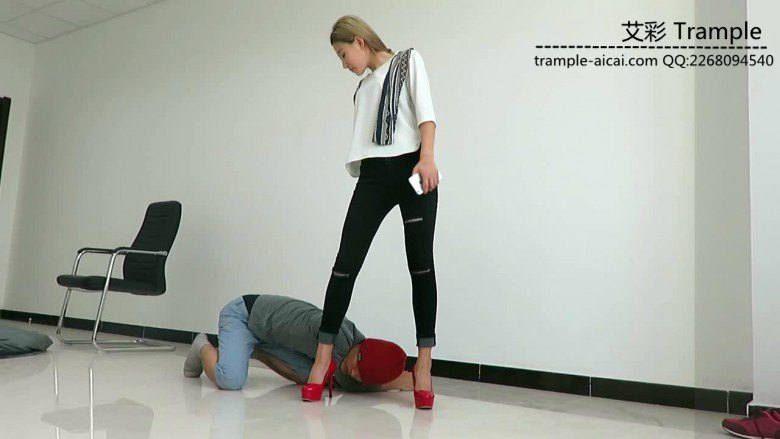 女主红色高跟遛狗胯下玩弄！