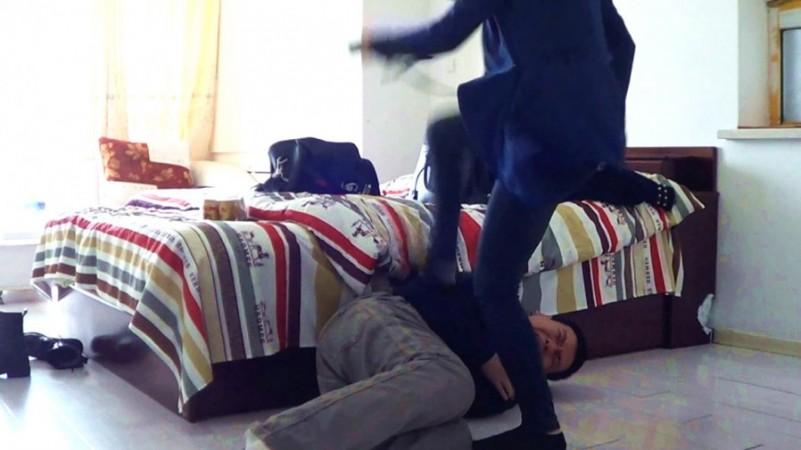 黑冰女神 皮靴黑棉袜 踹爆内脏踩断肋骨