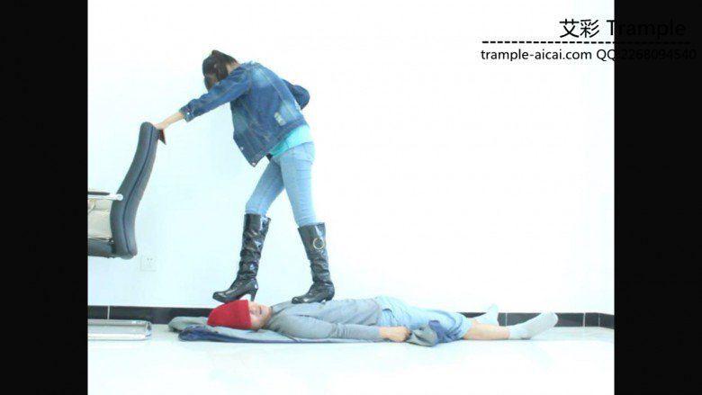 萌主棉袜+长靴虐踩贱狗下体及全身！