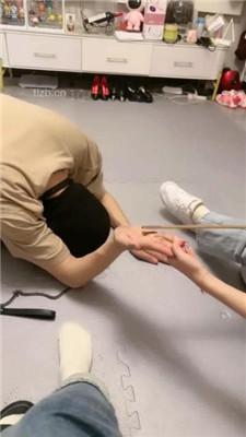 【九九女王】双S-带素人舍友玩虐出轨男友