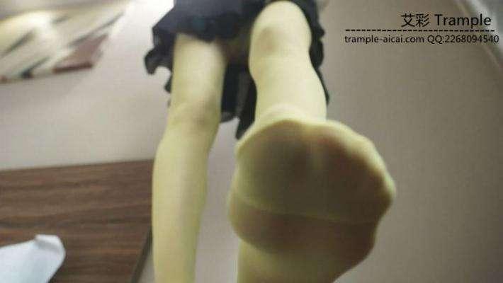 艺校美女原味小白鞋踩草莓