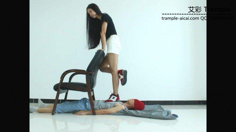 漂亮老师天依女主运动鞋践踏贱狗在贱狗身上跳起椅子舞！