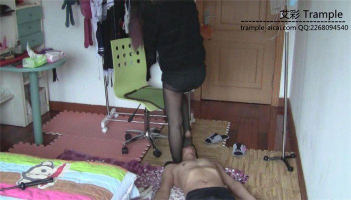 傲柔S黑丝插嘴踩虐