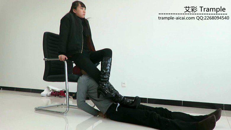 00后女主长靴坐脸窒息虐踩下体！