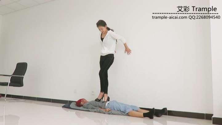 瑶主与闺蜜高跟鞋靴全力践踏脚下贱狗！