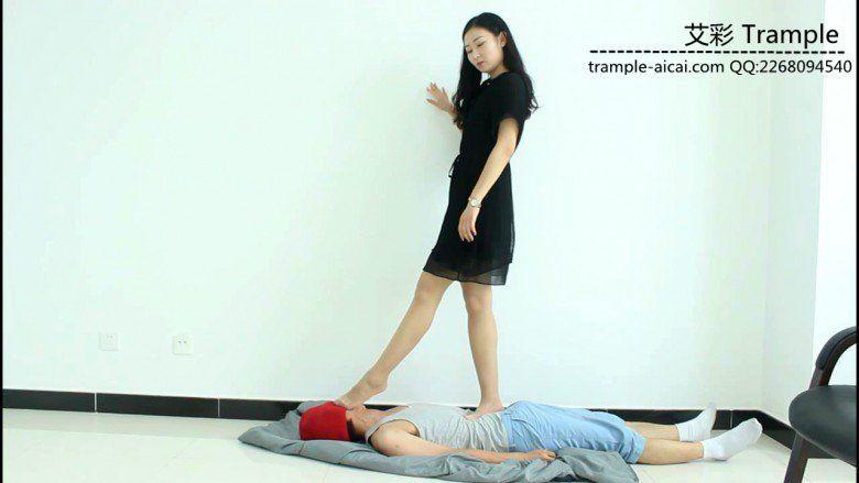 超模天星女主肉丝袜玩弄践踏贱狗头部下体！