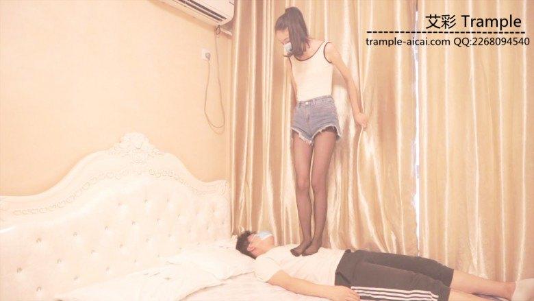 新人歆凝暴跳踩头踢裆 新人歆凝暴跳踩头踢裆