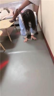 【天津女仆店S】素人母畜-舔臭脚/遛狗骑马/黑丝脚踩踏【完整版】