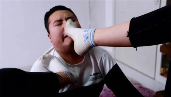 【珊瑚湾】安诺千锤百炼的极品臭袜子强制虐奴