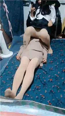 【伪娘和人妻】肉丝脚踩虐蓬头垢面狗 bf50546