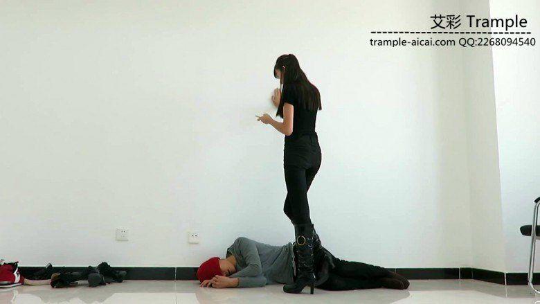 00后天使女主皮靴骑乘贱狗爆踢肋骨全体重踩！