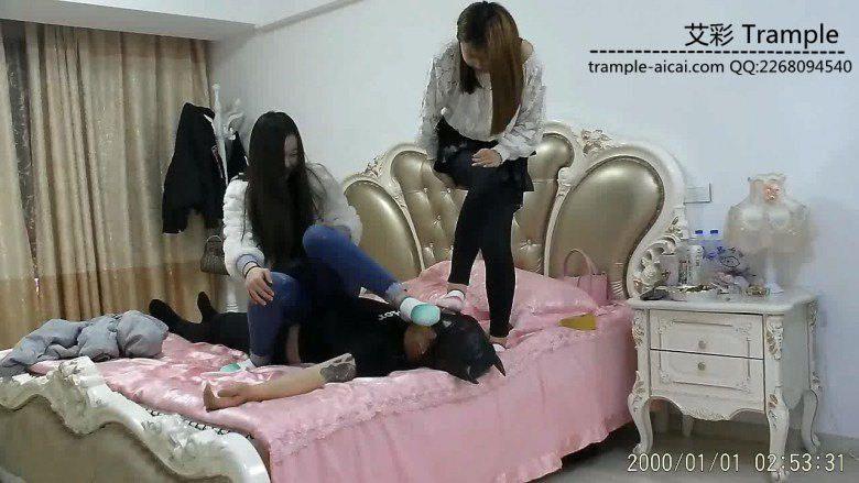 双小妞酸臭棉袜脚