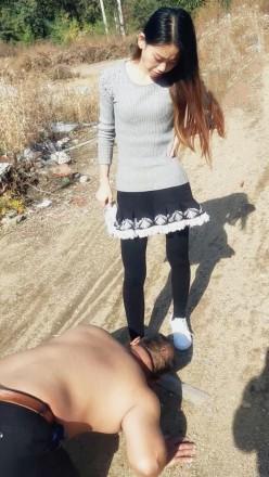 “超级羞辱”傲柔s户外脏鞋踩踏喂食脏食物 “超级羞辱”傲柔s户外脏鞋踩踏喂食脏食物