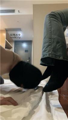 【白兔】闻臭鞋子磕头求虐 JS250210-35