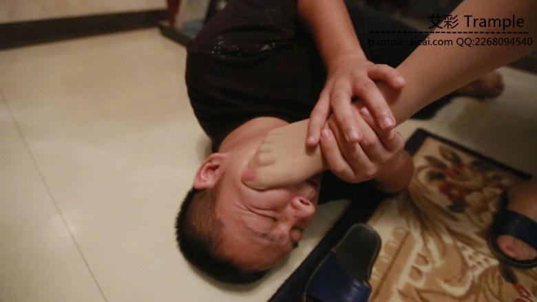 馨雨肉丝舔脚踹脸