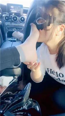 【高傲】情侣奴-车内舔脏鞋臭脚