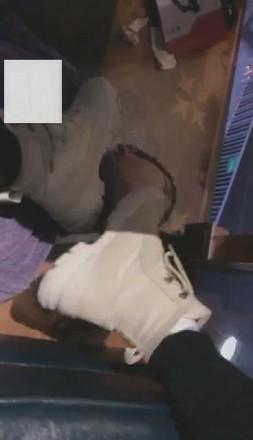 【VIVI】酒吧臭棉袜跺死贱狗