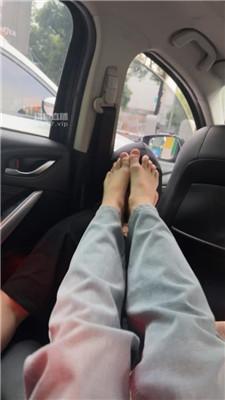 【素人挖掘机】小姐姐脏鞋白袜车内调 JS250525-32