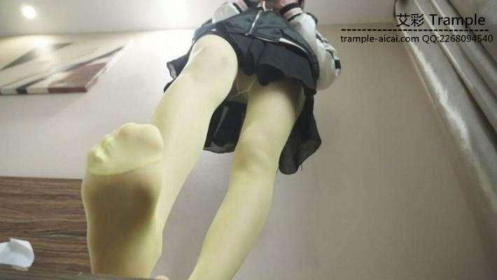 艺校美女原味小白鞋踩草莓