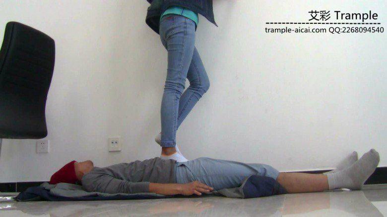 萌主棉袜+长靴虐踩贱狗下体及全身！