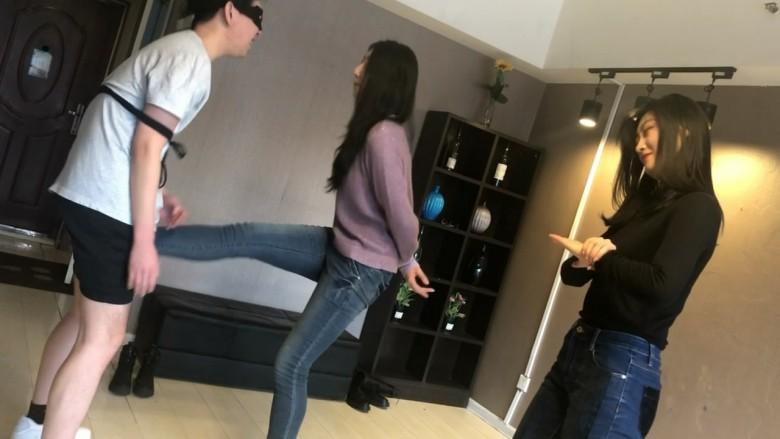 舞蹈系少女虐踩小奶狗