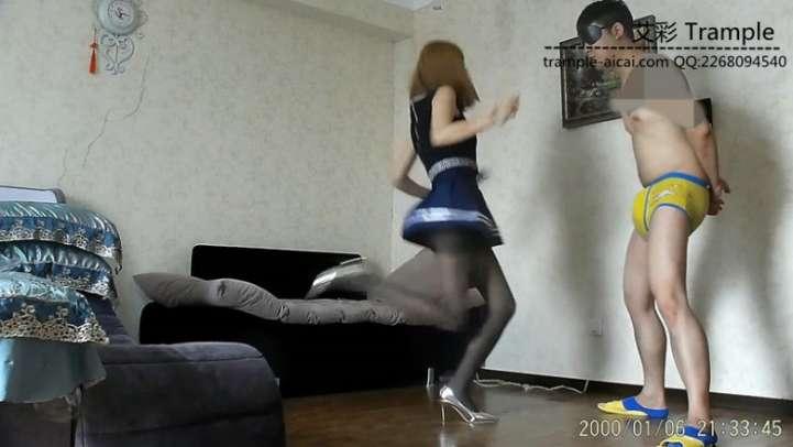 暴力女神捻鸡碎蛋黑丝脚