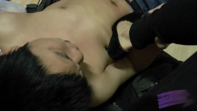 黑冰女神高强度手深喉 整个拳头塞进去 插吐堵回去 细跟踩乳头