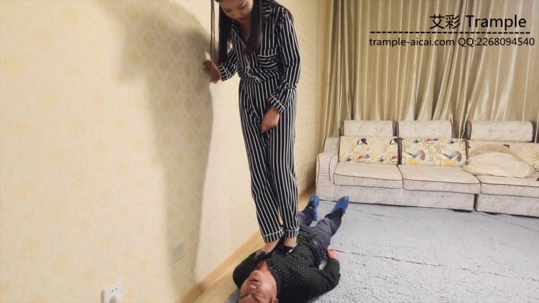 凶狠暴力高跟踩踏