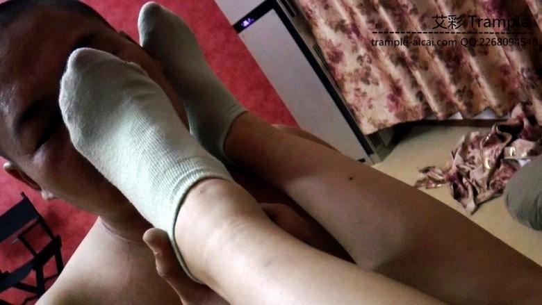 黑冰调教奴脱靴闻臭白袜