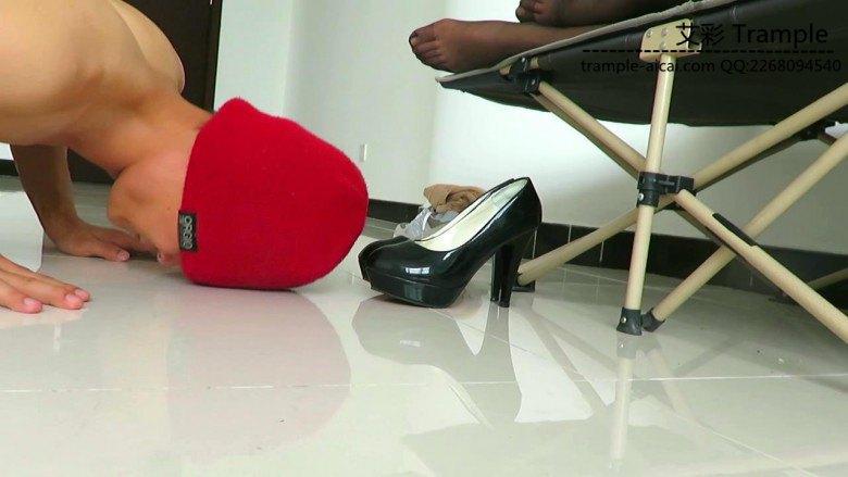 跪舔00后女主熟睡中的黑丝高跟对高跟膜拜！