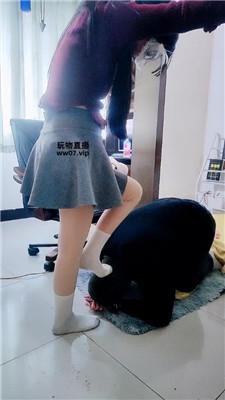 【女王大人】白袜脚踩虐下贱家奴 JS250312-9
