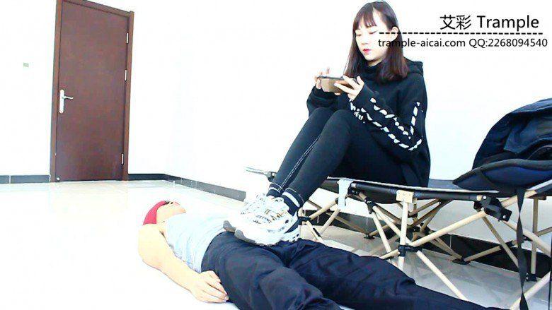 跪舔00后天使女主运动鞋底被运动鞋碾踩下体身体！