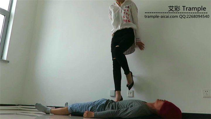 瑶主回归！黑高跟裸足调戏虐踩贱狗！