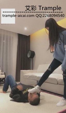 viv运动鞋i暴力踢脸踢裆发泄必须踹脸出血