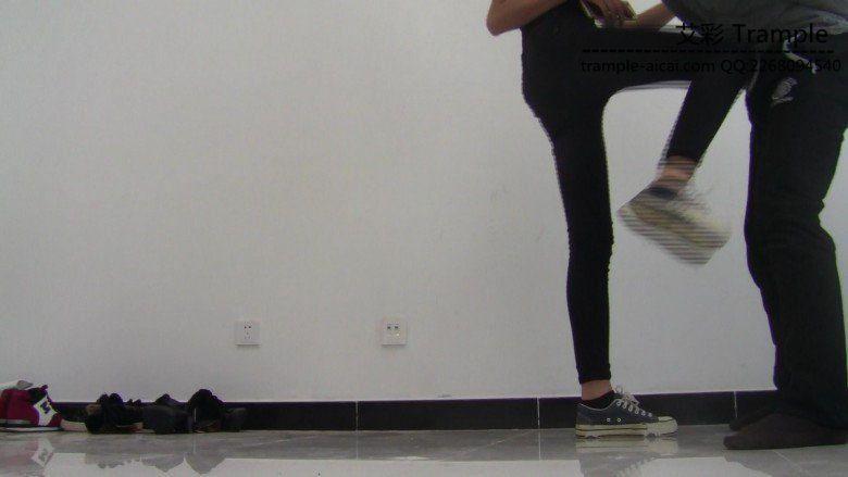 00后天使女主暴打贱狗踢裆膝顶！