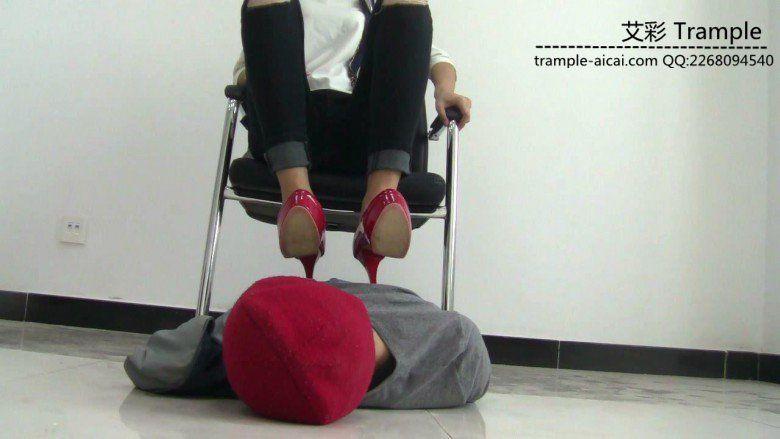 冰冰女主红色高跟玩弄贱狗！